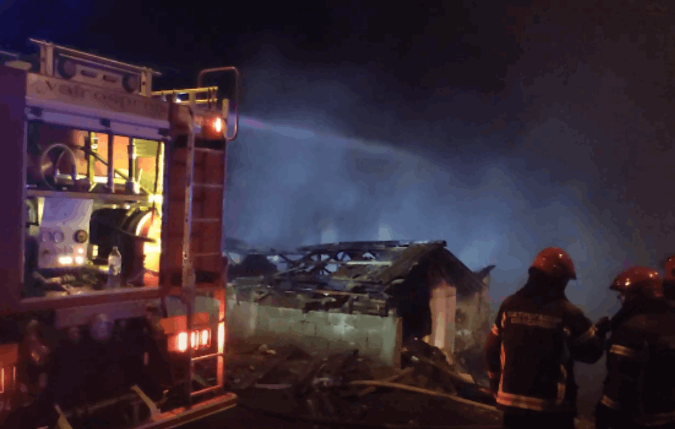 POŽAR GUTA SVE PRED SOBOM U PARKU PRIRODE BLIDINJE : Vatrogasci štite vikend naselje